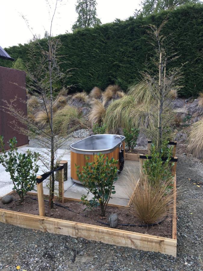 The Black House With Stunning Outdoor Bath 레이크 테카포 외부 사진