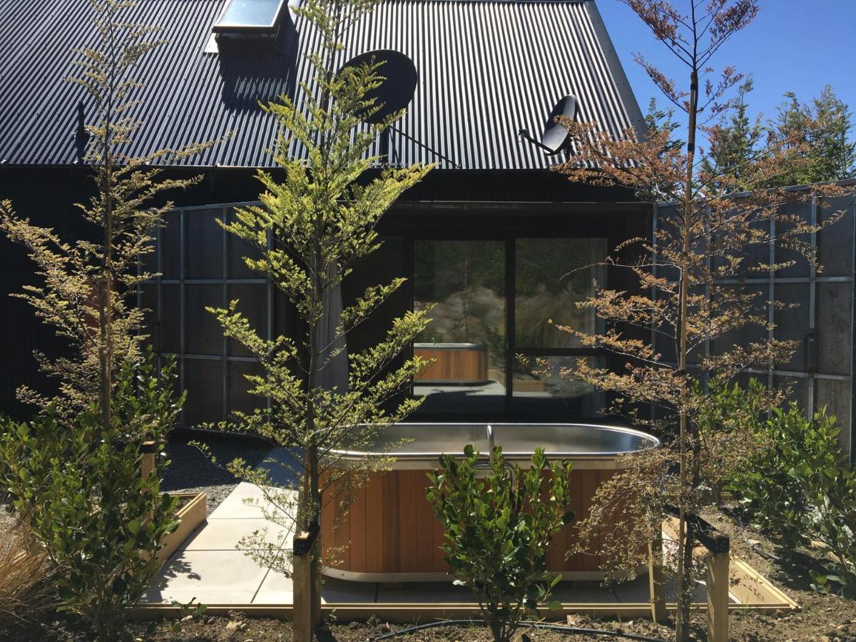 The Black House With Stunning Outdoor Bath 레이크 테카포 외부 사진